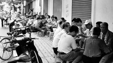 Sài Gòn Trong Mắt Tôi: Ẩm Thực và 9 Điều Tuyệt Vời Khác 7 Một con hẻm nhỏ với những ngôi nhà san sát ở Sài Gòn, thể hiện sự giản dị trong lối sống