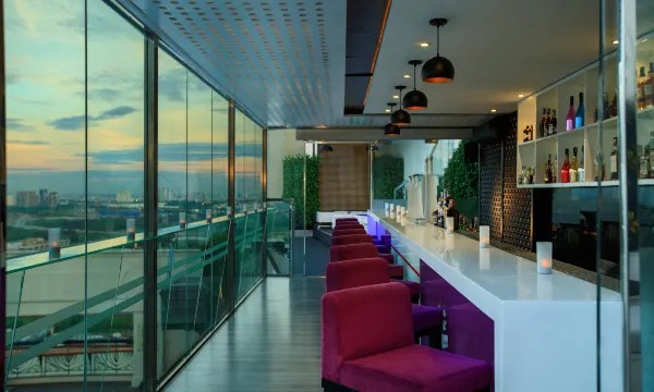 Khám phá Khách sạn Renaissance Riverside Sài Gòn: Trải nghiệm sang trọng bên sông 10 Không gian quầy bar sang trọng tại Khách sạn Renaissance Riverside Sài Gòn