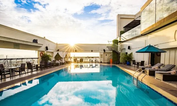 Khám phá Khách sạn Renaissance Riverside Sài Gòn: Trải nghiệm sang trọng bên sông 9 Hồ bơi ngoài trời tại Khách sạn Renaissance Riverside Sài Gòn