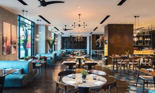 Khám phá Khách sạn Renaissance Riverside Sài Gòn: Trải nghiệm sang trọng bên sông 12 Không gian nhà hàng sang trọng tại Khách sạn Renaissance Riverside Sài Gòn