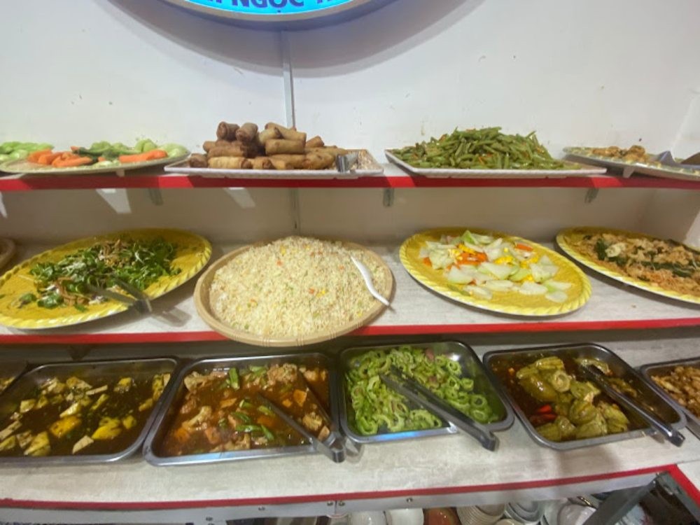 Khám phá thiên đường Buffet Quận 3: Đa dạng từ Chay, Hải sản đến Nướng 8 Quầy buffet chay được sắp xếp gọn gàng, món ăn hấp dẫn