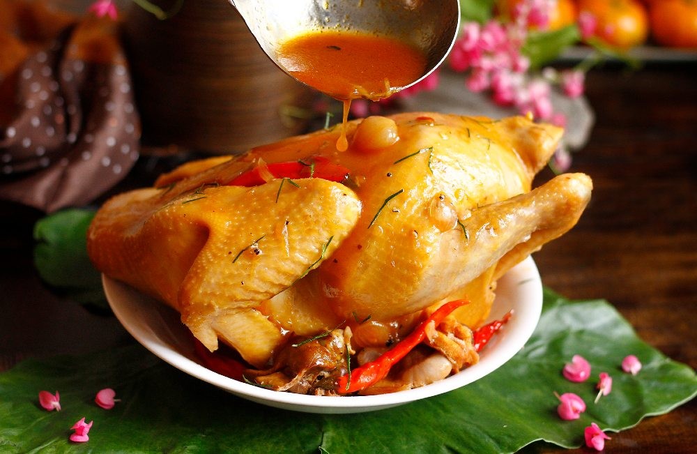 Gà hấp mắm nhĩ là món ăn quen thuộc của nhiều gia đình Việt Nam