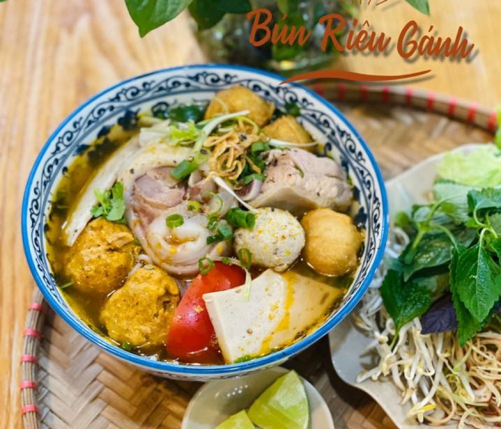 15+ Quán Ăn Gia Đình Quận 1: Hương Vị Sum Vầy Giữa Lòng Sài Gòn 15 Tô bún bò đầy đặn topping tại Quán Gánh Bún, một trong những món ăn được yêu thích