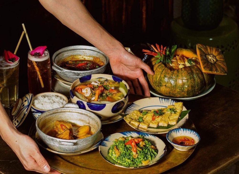 15+ Quán Ăn Gia Đình Quận 1: Hương Vị Sum Vầy Giữa Lòng Sài Gòn 14 Các món ăn đậm chất Việt được trình bày tinh tế tại Secret Garden Restaurant