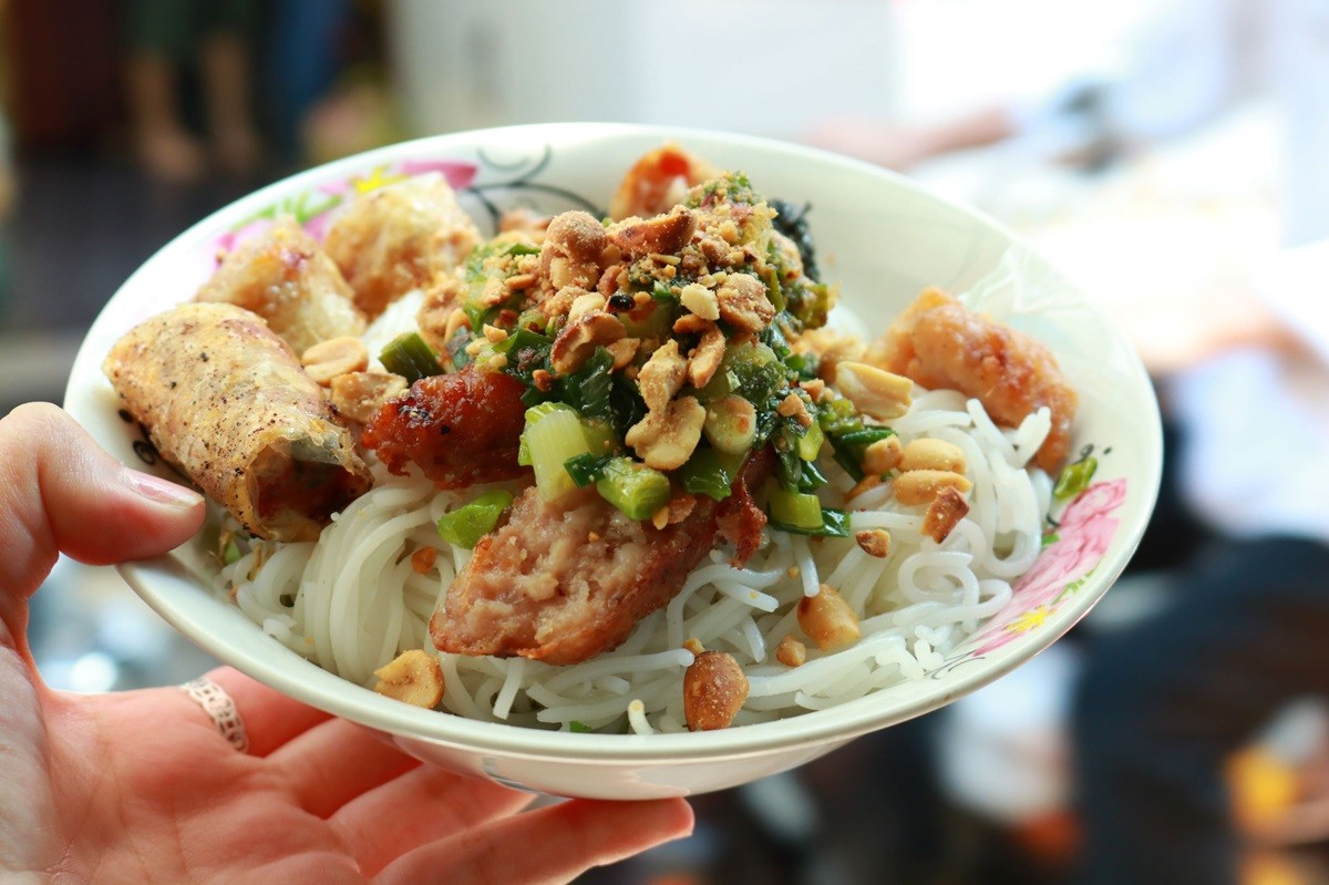 Review Ẩm Thực Sài Gòn: Khám Phá 35 Món Ngon Nức Tiếng Không Thể Bỏ Lỡ 45 Bún thịt nướng Sài Gòn với thịt nướng thơm lừng, nem lụi và rau sống