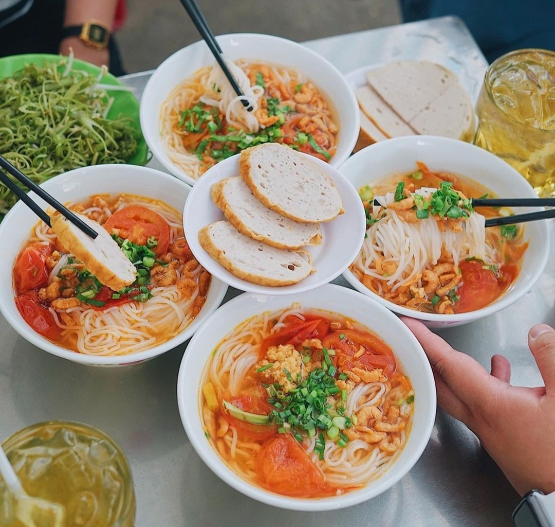 Khám Phá 35 Món Ngon "Ăn Gì Ở Sài Gòn" Không Thể Bỏ Lỡ Cho Tín Đồ Ẩm Thực 17 Tô bún riêu cua đầy đặn với đậu hũ, chả và rau sống