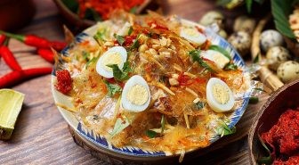 Khám Phá 35 Món Ngon Nức Tiếng: Ăn Gì Ở Sài Gòn Để Nhớ Mãi Không Quên? 16 Đĩa bánh tráng trộn đầy màu sắc với nhiều loại topping