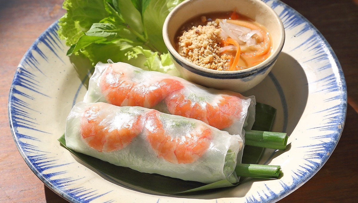 Review Ẩm Thực Sài Gòn: Khám Phá 35 Món Ngon Nức Tiếng Không Thể Bỏ Lỡ 49 Gỏi cuốn thanh mát, lành mạnh với tôm, thịt, bún và rau thơm bên trong