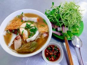 Khám Phá 35 Món Ngon Nức Tiếng: Ăn Gì Ở Sài Gòn Để Nhớ Mãi Không Quên? 17 Tô bún mắm đầy ắp topping tôm, mực, thịt quay và rau sống