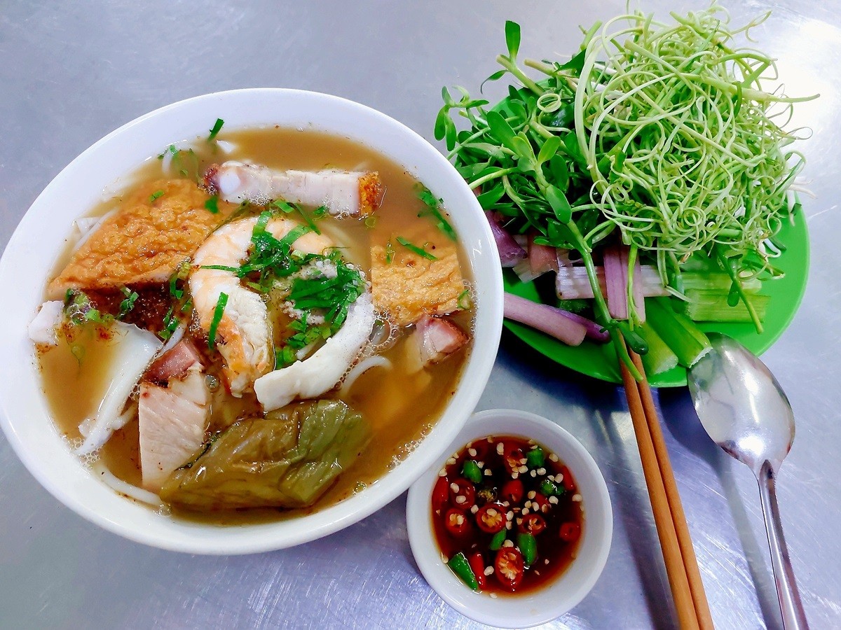 Review Ẩm Thực Sài Gòn: Khám Phá 35 Món Ngon Nức Tiếng Không Thể Bỏ Lỡ 50 Tô bún mắm đầy đủ thịt quay, tôm, mực, chả cá với nước lèo đậm đà