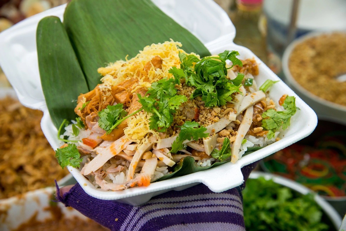 Review Ẩm Thực Sài Gòn: Khám Phá 35 Món Ngon Nức Tiếng Không Thể Bỏ Lỡ 51 Phần xôi thập cẩm đầy ụ với gà xé, chả, trứng cút và hành phi hấp dẫn