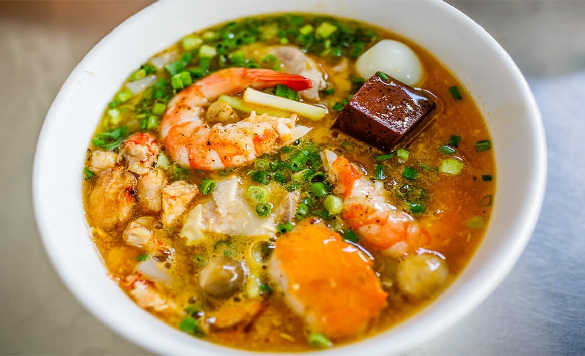 Review Ẩm Thực Sài Gòn: Khám Phá 35 Món Ngon Nức Tiếng Không Thể Bỏ Lỡ 52 Bát bánh canh Sài Gòn ngon lành với sợi bánh dai và nước dùng ngọt thanh