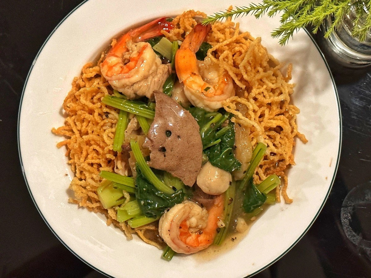 Review Ẩm Thực Sài Gòn: Khám Phá 35 Món Ngon Nức Tiếng Không Thể Bỏ Lỡ 53 Đĩa mì xào giòn với lớp mì vàng, xốp, cùng các loại hải sản và thịt