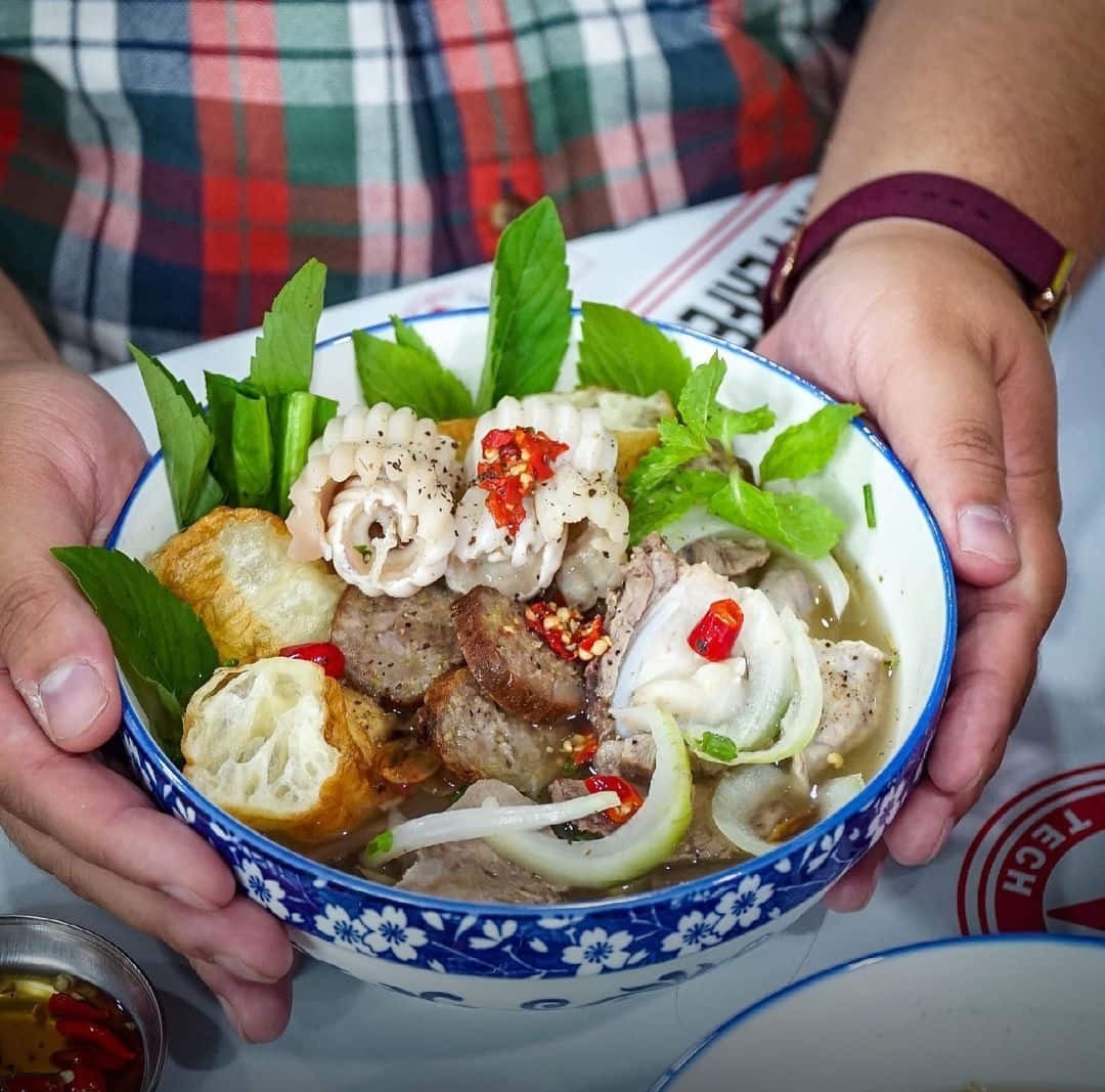 Review Ẩm Thực Sài Gòn: Khám Phá 35 Món Ngon Nức Tiếng Không Thể Bỏ Lỡ 56 Tô cháo lòng đầy đặn với lòng non, dồi, huyết và hành ngò thơm ngon