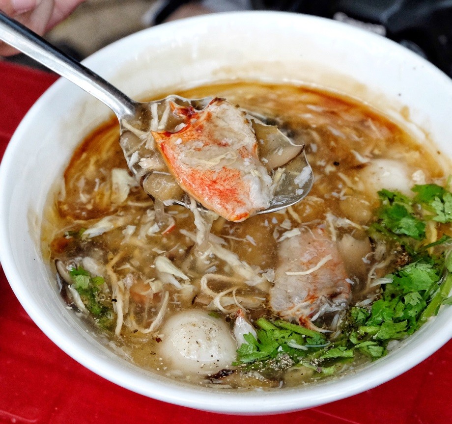 Review Ẩm Thực Sài Gòn: Khám Phá 35 Món Ngon Nức Tiếng Không Thể Bỏ Lỡ 58 Bát súp cua sánh mịn, thơm ngon, quen thuộc với cả người địa phương lẫn du khách
