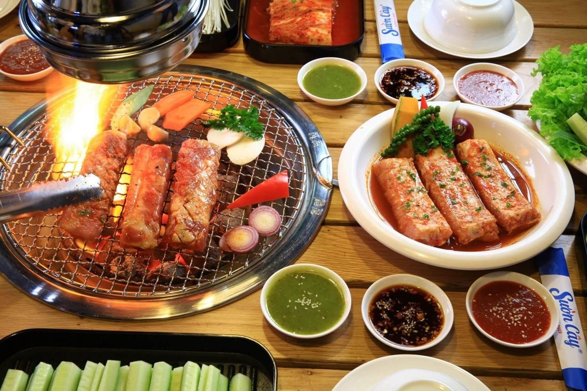 Khám Phá 35 Món Ngon "Ăn Gì Ở Sài Gòn" Không Thể Bỏ Lỡ Cho Tín Đồ Ẩm Thực 20 Các loại thịt và hải sản đang được nướng trên bếp than hồng