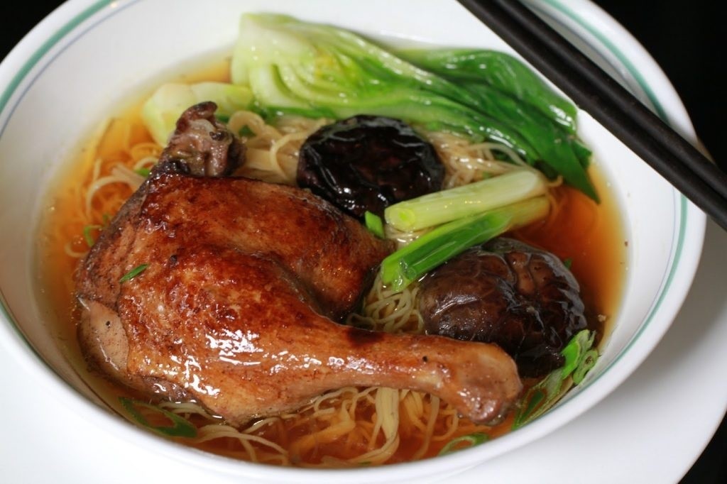 Review Ẩm Thực Sài Gòn: Khám Phá 35 Món Ngon Nức Tiếng Không Thể Bỏ Lỡ 60 Tô mì vịt tiềm với sợi mì dai, thịt vịt tiềm mềm nhừ và nước dùng thuốc bắc thơm ngon