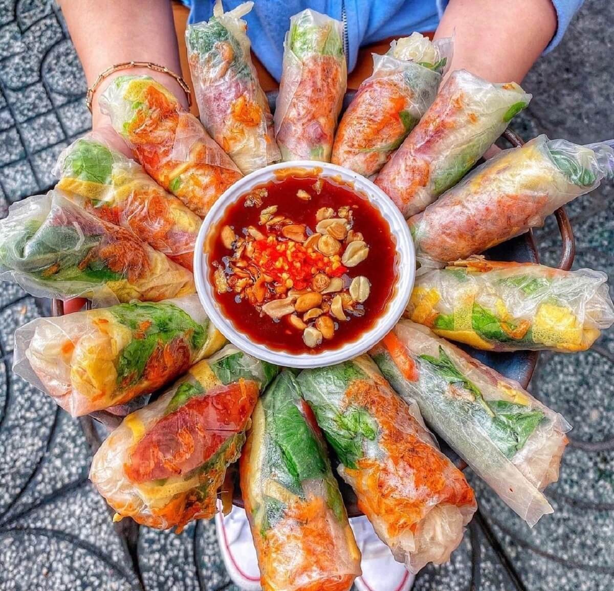 Khám Phá 35 Món Ngon "Ăn Gì Ở Sài Gòn" Không Thể Bỏ Lỡ Cho Tín Đồ Ẩm Thực 21 Những cuốn bò bía thanh mát, nhân đầy đặn, ăn kèm nước chấm