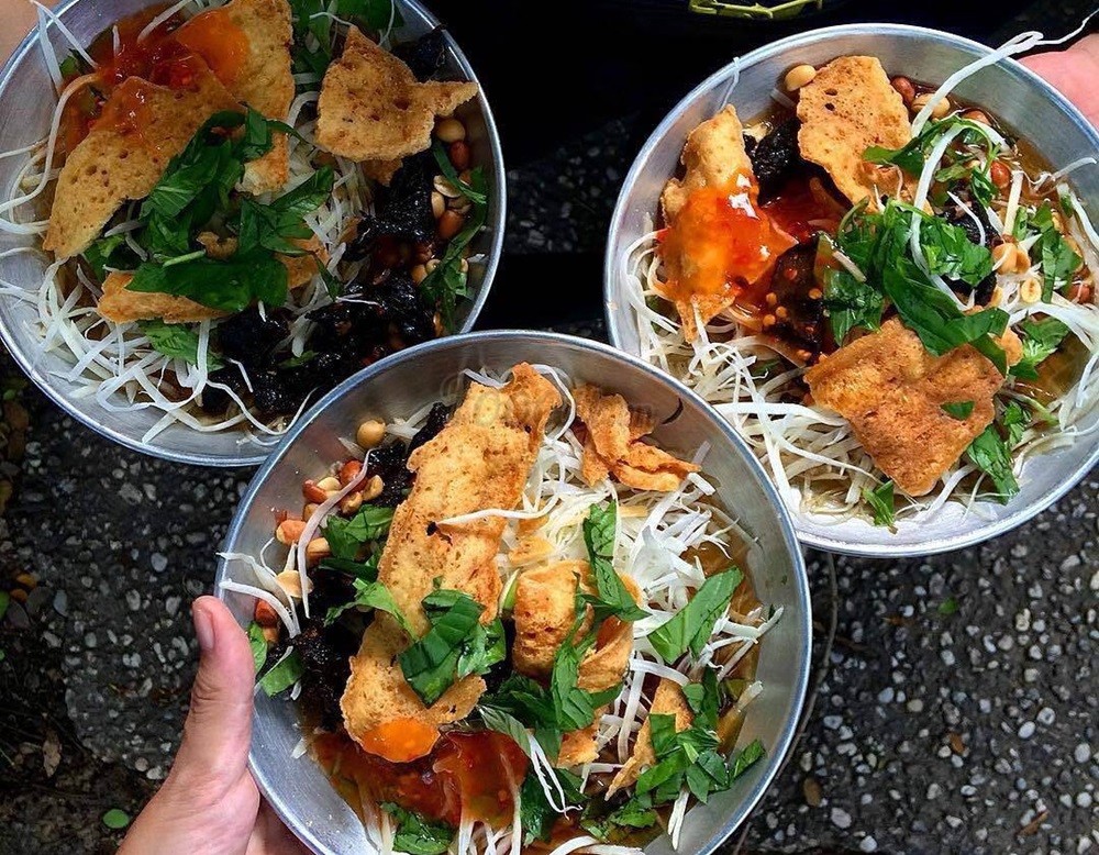 Review Ẩm Thực Sài Gòn: Khám Phá 35 Món Ngon Nức Tiếng Không Thể Bỏ Lỡ 68 Đĩa gỏi bò khô với bò khô, phổi bò, rau răm và đậu phộng, rưới nước sốt chua ngọt