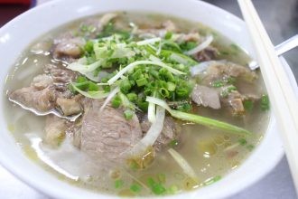 Khám Phá 35 Món Ngon Nức Tiếng: Ăn Gì Ở Sài Gòn Để Nhớ Mãi Không Quên? 12 Tô phở Sài Gòn hấp dẫn với thịt bò, hành lá và nước dùng đậm đà