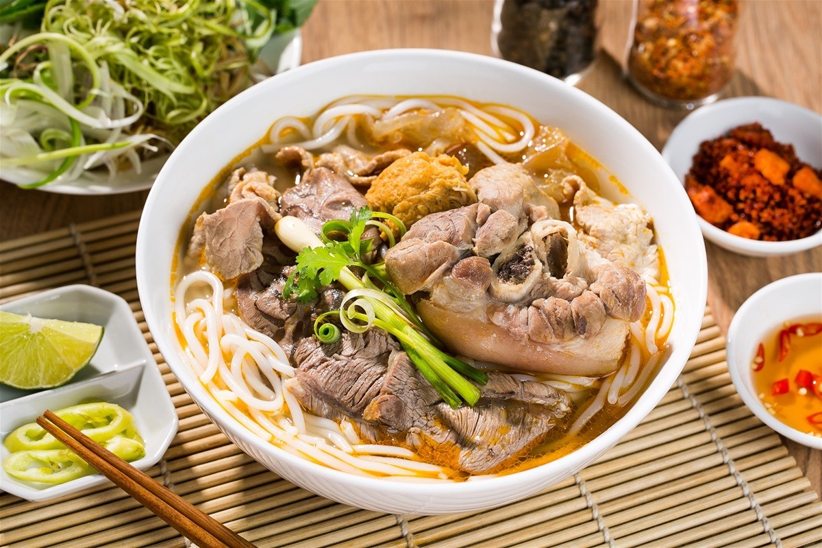 Review Ẩm Thực Sài Gòn: Khám Phá 35 Món Ngon Nức Tiếng Không Thể Bỏ Lỡ 41 Tô bún bò Huế Sài Gòn hấp dẫn với hương thơm đặc trưng khó quên