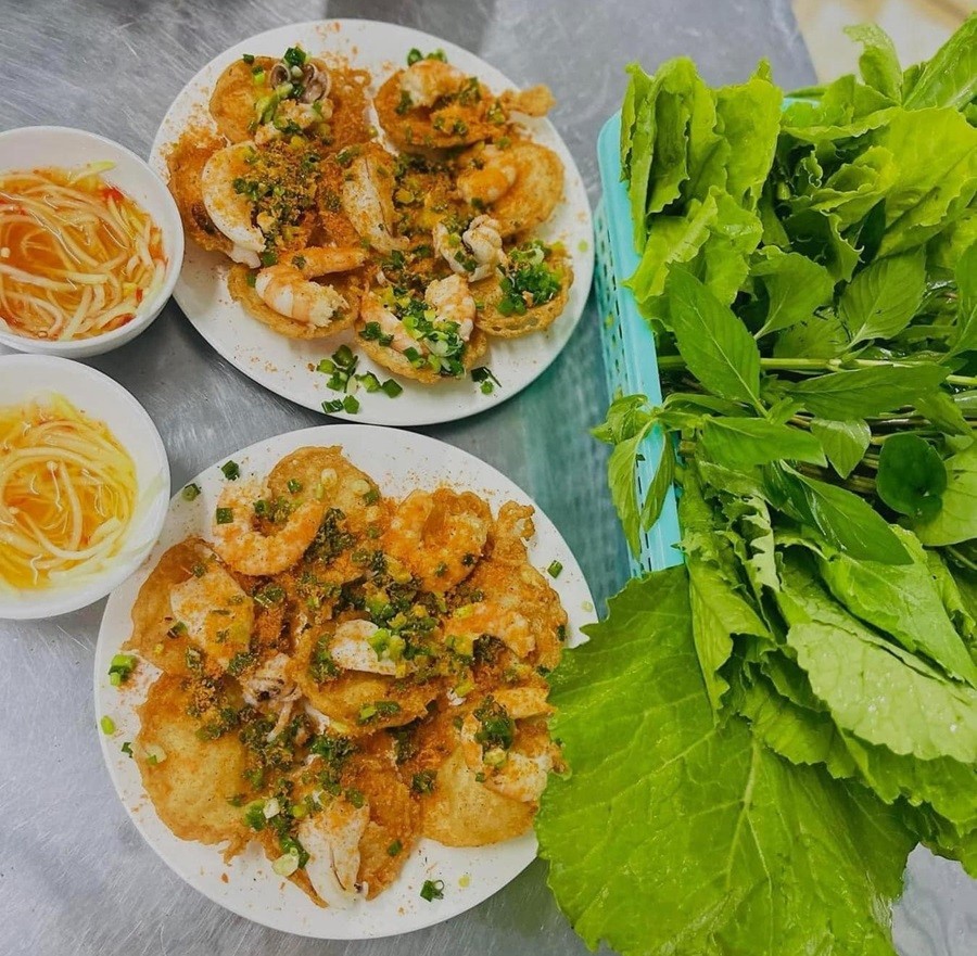 Bánh Khọt Sài Gòn: Khám Phá Hương Vị Dân Dã Qua Top 17 Quán Ngon "Nức Tiếng" 24 Bánh khọt quán Khanh ăn kèm cải xanh và rau sống tươi mát