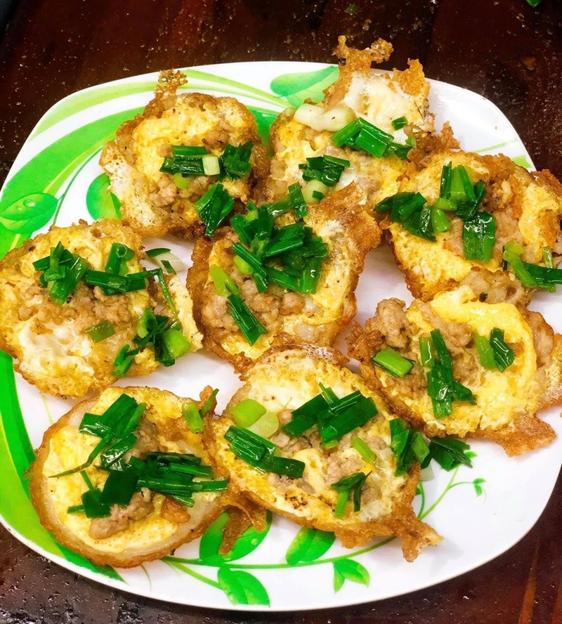 Bánh Khọt Sài Gòn: Khám Phá Hương Vị Dân Dã Qua Top 17 Quán Ngon "Nức Tiếng" 25 Đĩa bánh khọt Vũng Tàu nhân thịt trứng hấp dẫn tại quán Hải Âu