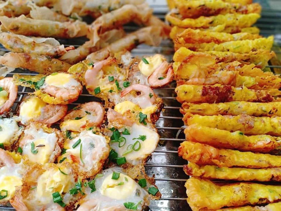 Bánh Khọt Sài Gòn: Khám Phá Hương Vị Dân Dã Qua Top 17 Quán Ngon "Nức Tiếng" 29 Bánh xèo, bánh khọt quán Bé Điệp với rau rừng miền Tây đặc trưng