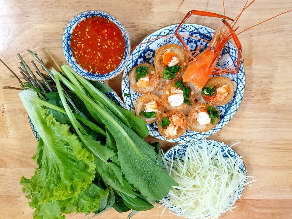 Bánh Khọt Sài Gòn: Khám Phá Hương Vị Dân Dã Qua Top 17 Quán Ngon "Nức Tiếng" 17 Bánh khọt hải sản ăn kèm rau sống và đu đủ bào tại nhà hàng Cối Đá