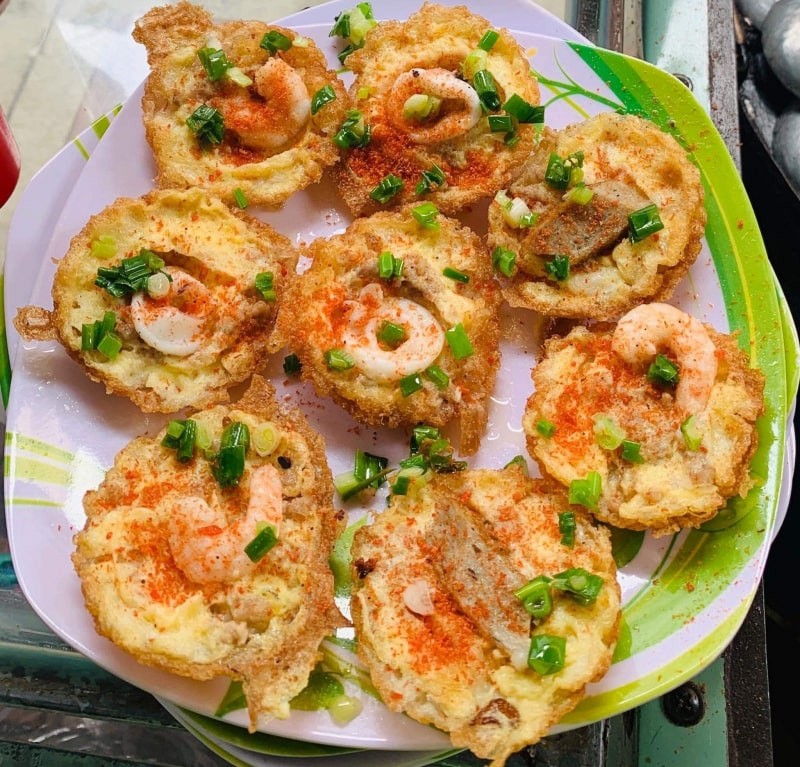 Bánh Khọt Sài Gòn: Khám Phá Hương Vị Dân Dã Qua Top 17 Quán Ngon "Nức Tiếng" 20 Đĩa bánh khọt vàng ươm, đẹp mắt được bày trí tại quán Thùy Lê