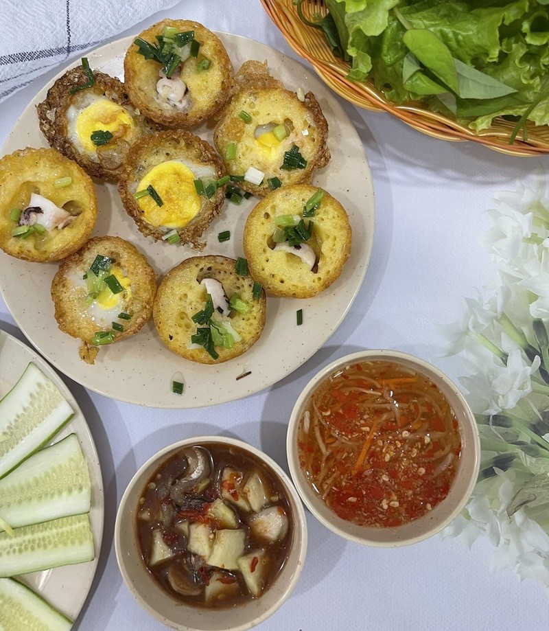 Bánh Khọt Sài Gòn: Khám Phá Hương Vị Dân Dã Qua Top 17 Quán Ngon "Nức Tiếng" 21 Bánh khọt ăn kèm nước mắm cà pháo ngon, lạ miệng tại quán Ban Mê