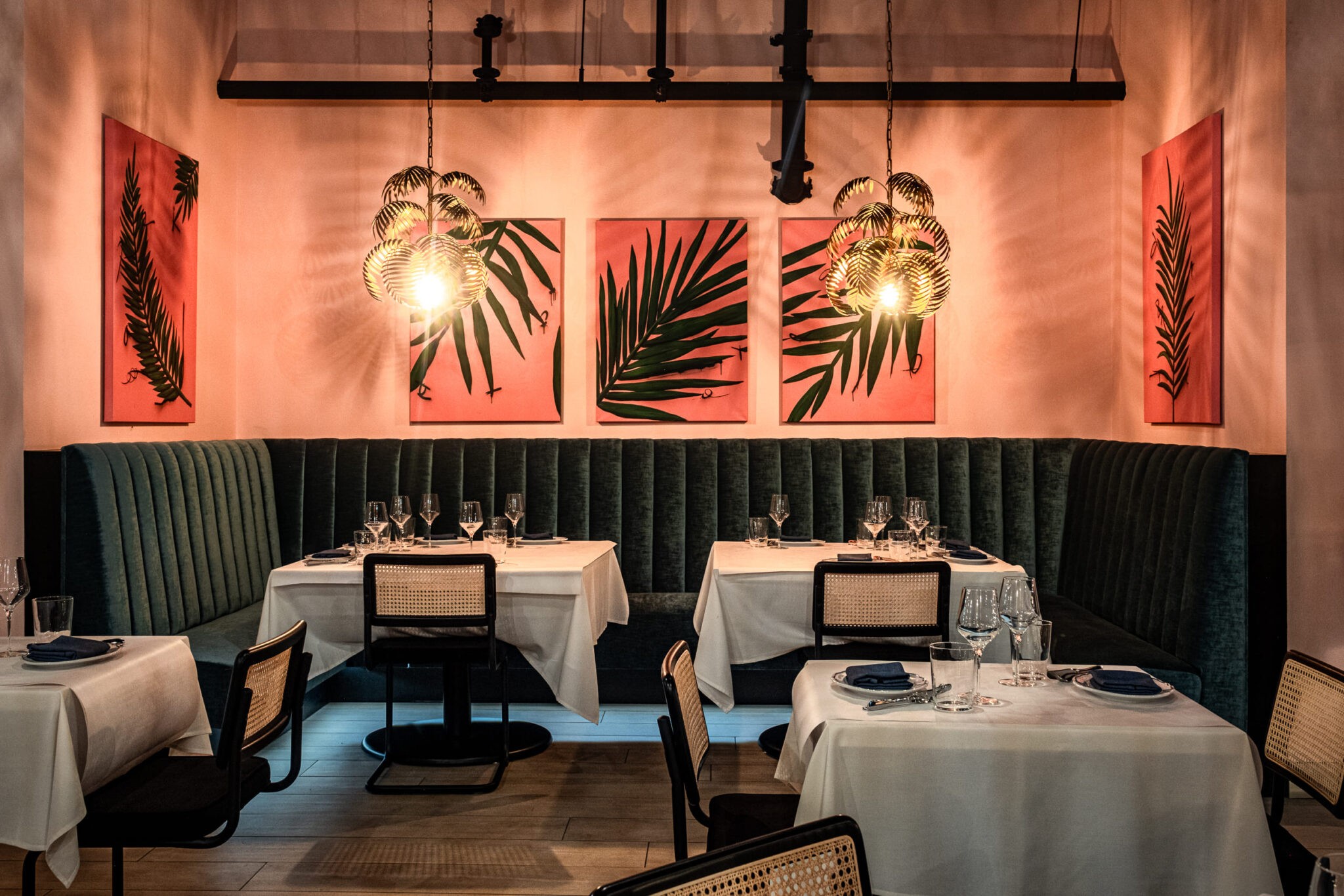 Bar Boheme Las Vegas: Trải nghiệm ẩm thực Pháp tinh hoa và phong cách Bohemian độc đáo 6 Không gian nội thất sang trọng với quầy bar đá cẩm thạch zebra