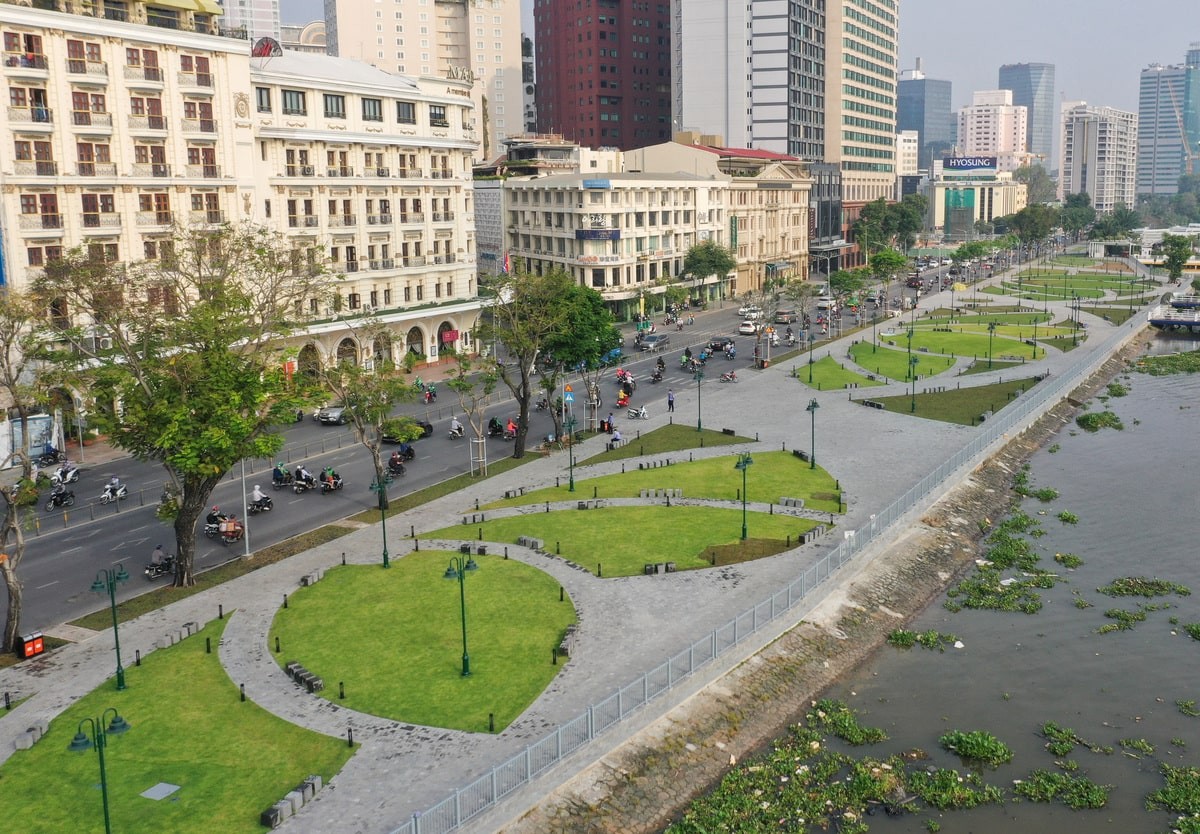 Bến Bạch Đằng Sài Gòn: Viên Ngọc Giữa Lòng Thành Phố và Những Trải Nghiệm Độc Đáo 8 Không gian xanh mát tại Bến Bạch Đằng
