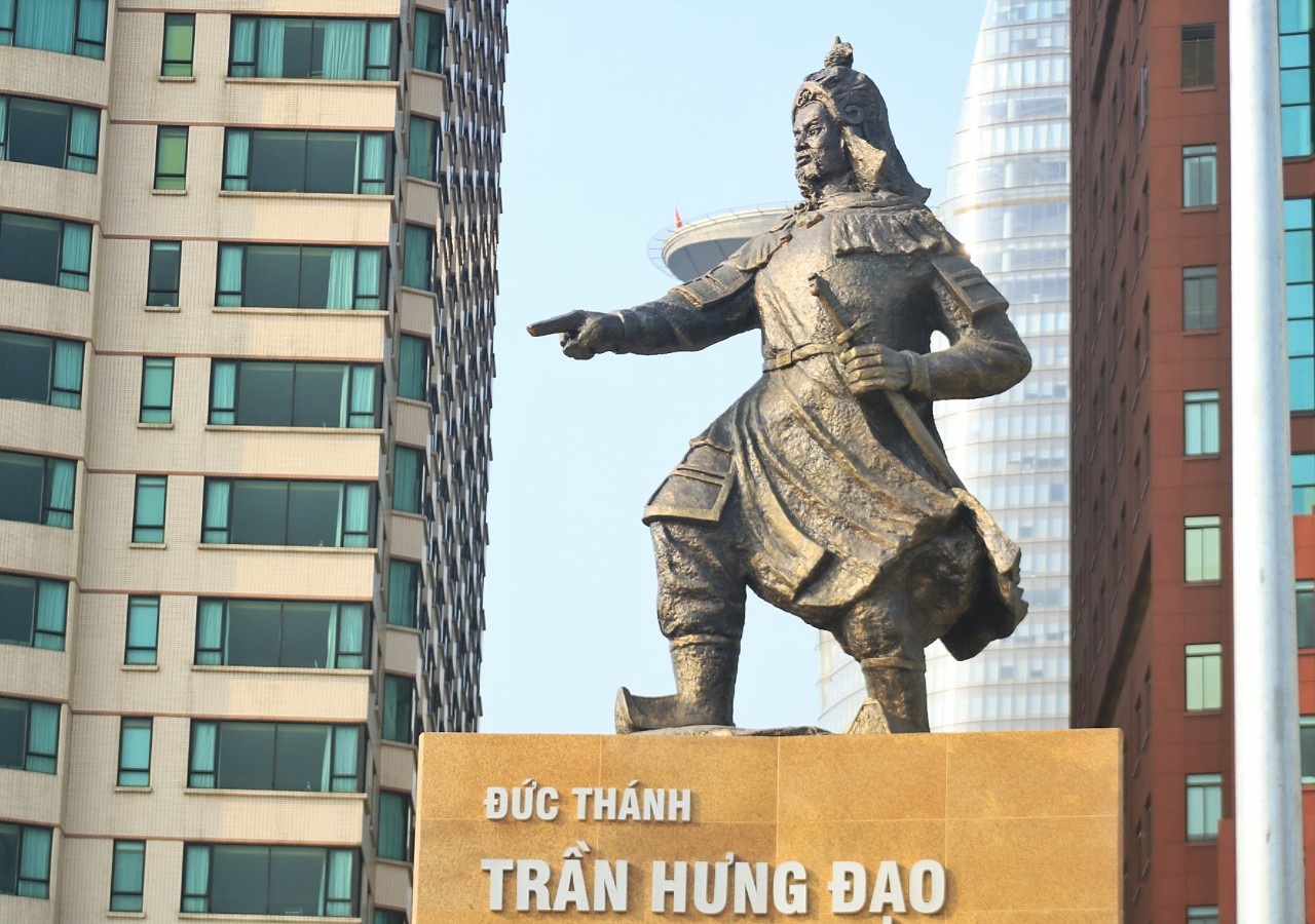 Bến Bạch Đằng Sài Gòn: Viên Ngọc Giữa Lòng Thành Phố và Những Trải Nghiệm Độc Đáo 9 Bức tượng Hưng Đạo Đại Vương oai phong lẫm liệt