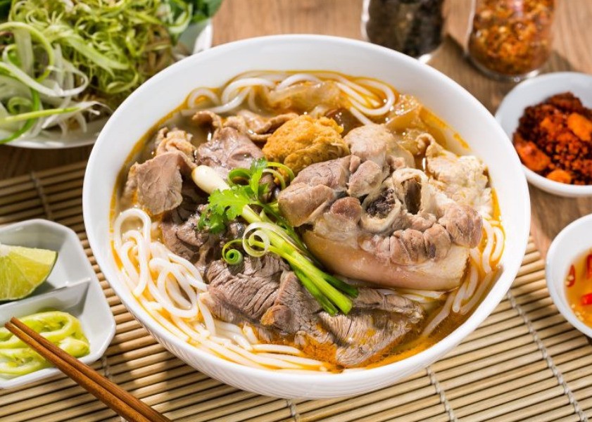 Khám Phá Top 17 Quán Bún Bò Huế Ngon ở Sài Gòn Không Thể Bỏ Lỡ 14 Bún bò giò heo nóng hổi, ngon miệng