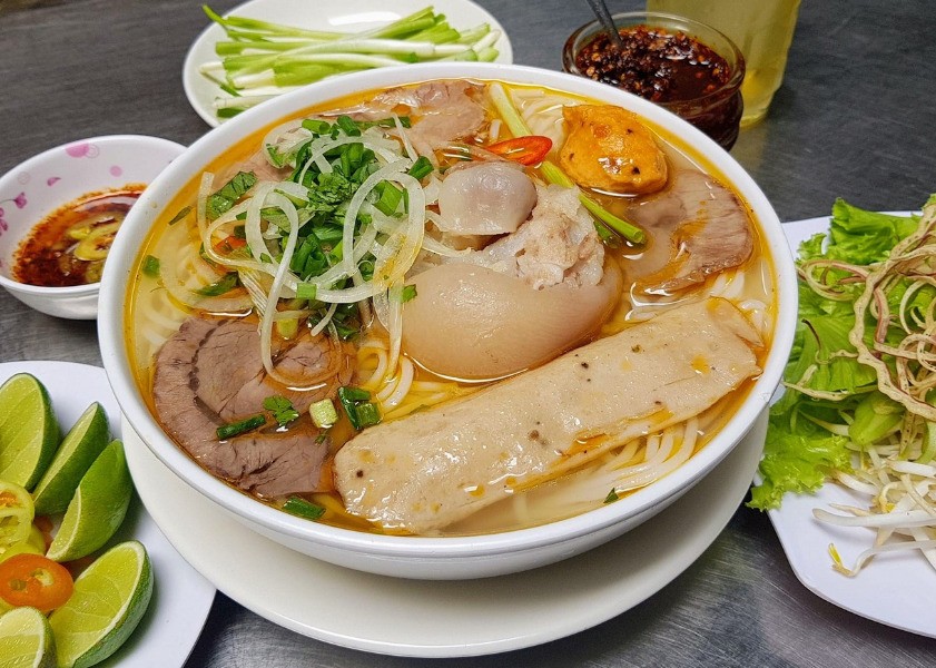 Khám Phá Top 17 Quán Bún Bò Huế Ngon ở Sài Gòn Không Thể Bỏ Lỡ 10 Thưởng thức tô bún bò Huế Hạnh