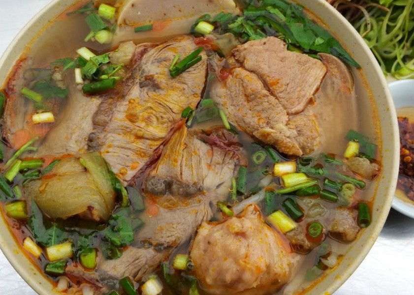 Khám Phá Top 17 Quán Bún Bò Huế Ngon ở Sài Gòn Không Thể Bỏ Lỡ 11 Tô bún bò trông rất hấp dẫn, đầy ắp thịt