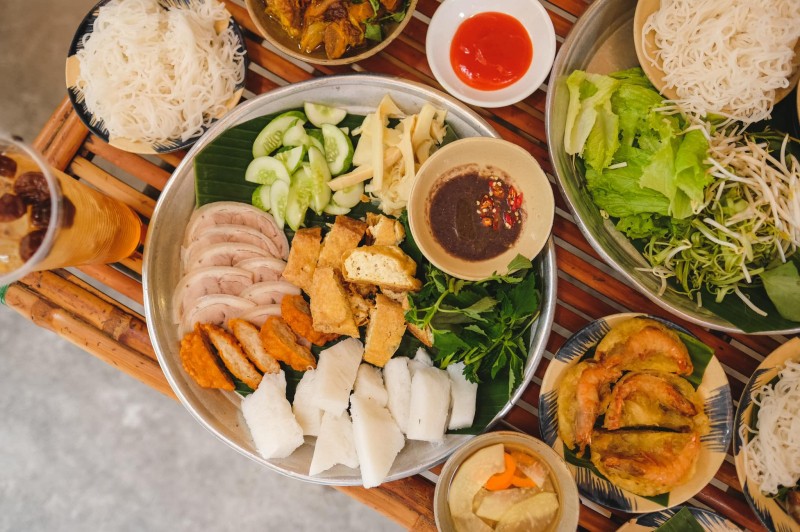 Top 10 Quán Bún Đậu Mắm Tôm Ngon Sài Gòn Nhất Định Phải Thử 18 Mẹt bún đậu mắm tôm đầy đặn với đậu chiên giòn, thịt giò và chả cốm tại Ngõ Nhỏ Phố Nhỏ