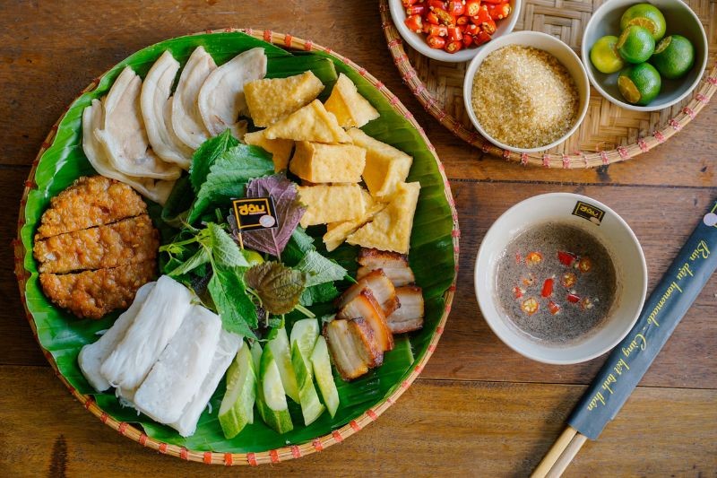 Top 10 Quán Bún Đậu Mắm Tôm Ngon Sài Gòn Nhất Định Phải Thử 9 Mẹt bún đậu mắm tôm đầy đủ topping tại Đậu Homemade