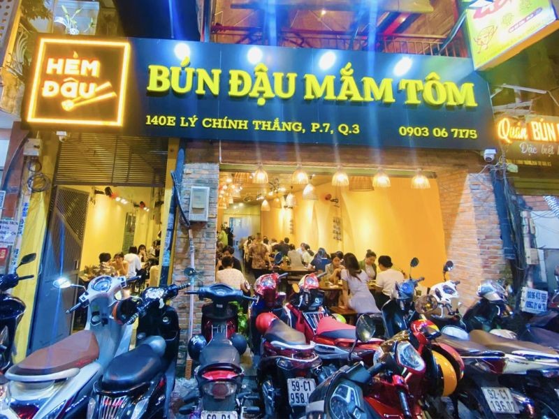 Top 10 Quán Bún Đậu Mắm Tôm Ngon Sài Gòn Nhất Định Phải Thử 10 Hẻm Đậu luôn đông khách nhờ hương vị và sự tỉ mỉ trong chế biến