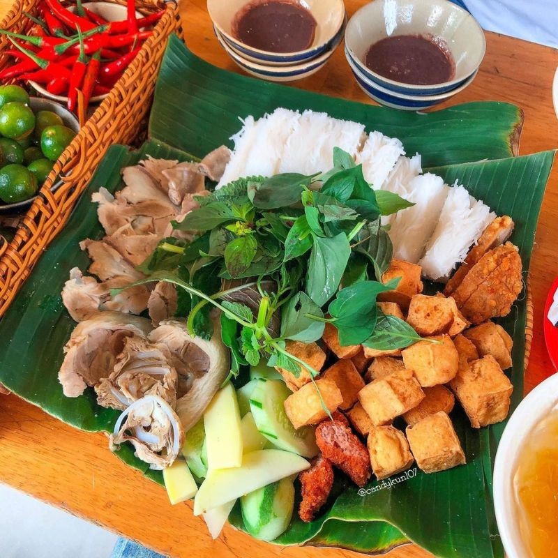 Top 10 Quán Bún Đậu Mắm Tôm Ngon Sài Gòn Nhất Định Phải Thử 11 Mẹt bún đậu "đầy ụ" topping tại quán A Chảnh