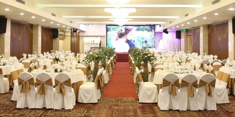 Top 9 Nhà Hàng Tiệc Cưới Quận 1 Sang Trọng Bậc Nhất Sài Gòn Cho Ngày Trọng Đại 10 Phòng tiệc nhà hàng Bách Việt có không gian rộng rãi với trần cao và đèn chùm lộng lẫy