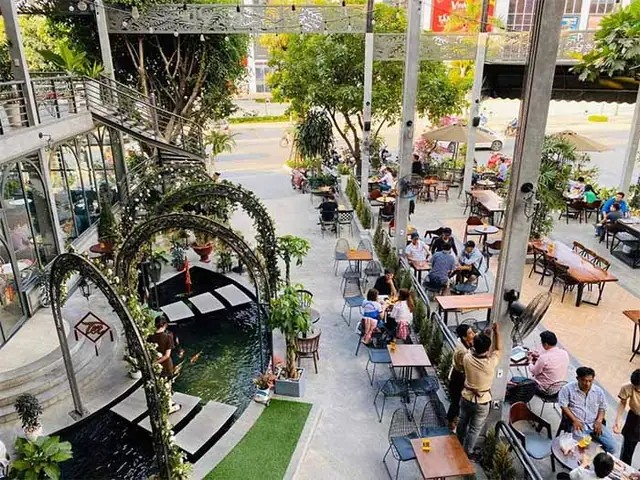 Khám phá Top 4 Quán Cafe Cá Koi Quận 7 Đẹp Nhất, Không Gian Thư Giãn Lý Tưởng 7 Thiết kế trẻ trung của The Festa Coffee & Tea với hồ cá koi