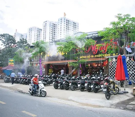 Khám phá Top 4 Quán Cafe Cá Koi Quận 7 Đẹp Nhất, Không Gian Thư Giãn Lý Tưởng 6 Hồ cá koi lớn với không gian ngồi thư giãn tại Coffee Koi Trí Nguyên
