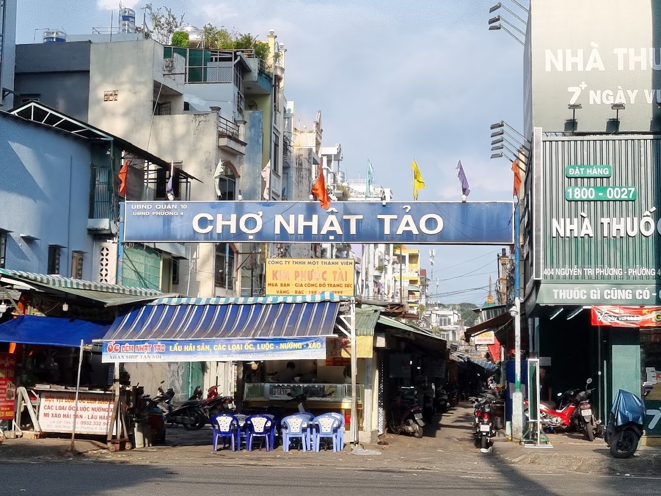 Khám Phá Top 10 Chợ Đồ Cũ Sài Gòn: Thiên Đường Săn Đồ Độc Lạ, Giá Rẻ 10 Các mặt hàng điện tử và linh kiện cũ được bày bán tại chợ Nhật Tảo