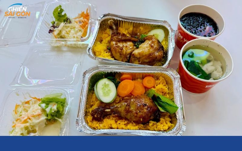 Cơm Gà Tacayo: Thiên Đường Ẩm Thực Chinh Phục Mọi Tín Đồ Sài Thành 10 Nhân viên Cơm gà Tacayo phục vụ khách hàng tận tình