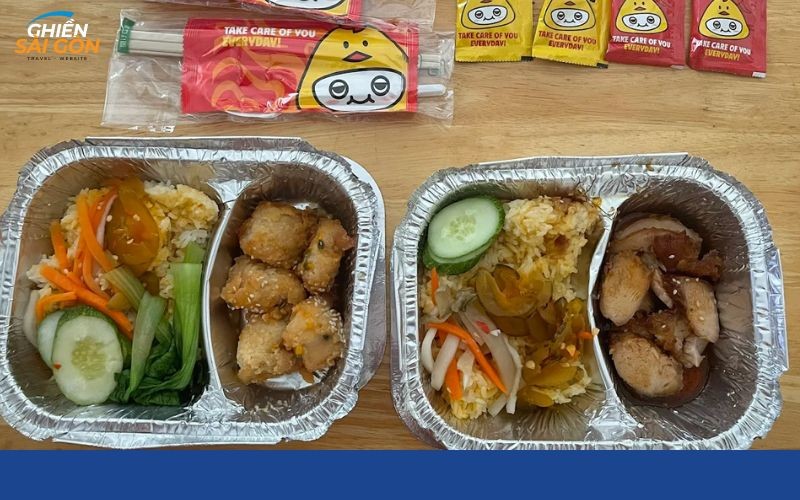 Cơm Gà Tacayo: Thiên Đường Ẩm Thực Chinh Phục Mọi Tín Đồ Sài Thành 11 Một suất cơm gà hấp dẫn tại Cơm gà Tacayo, sẵn sàng phục vụ
