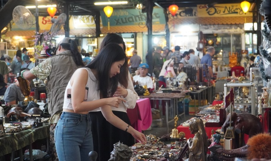 Du khách tham quan và mua sắm tại một chợ đồ cũ ở Sài Gòn