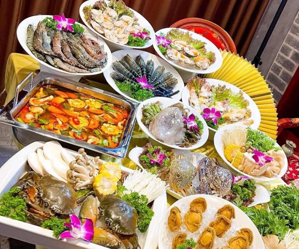 15+ Quán Ăn Gia Đình Quận 1: Hương Vị Sum Vầy Giữa Lòng Sài Gòn 16 Mâm đồ nhúng siêu chất lượng với nhiều lựa chọn tươi ngon tại Lẩu Hồng Kông Ông Sủi