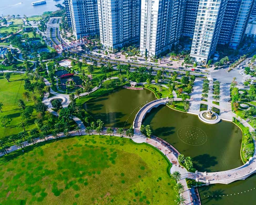 Công viên Vinhomes Central Park: Điểm đến lý tưởng cho mọi nhà 7 Toàn cảnh công viên Vinhomes Central Park với quy mô lớn và nhiều công trình hấp dẫn